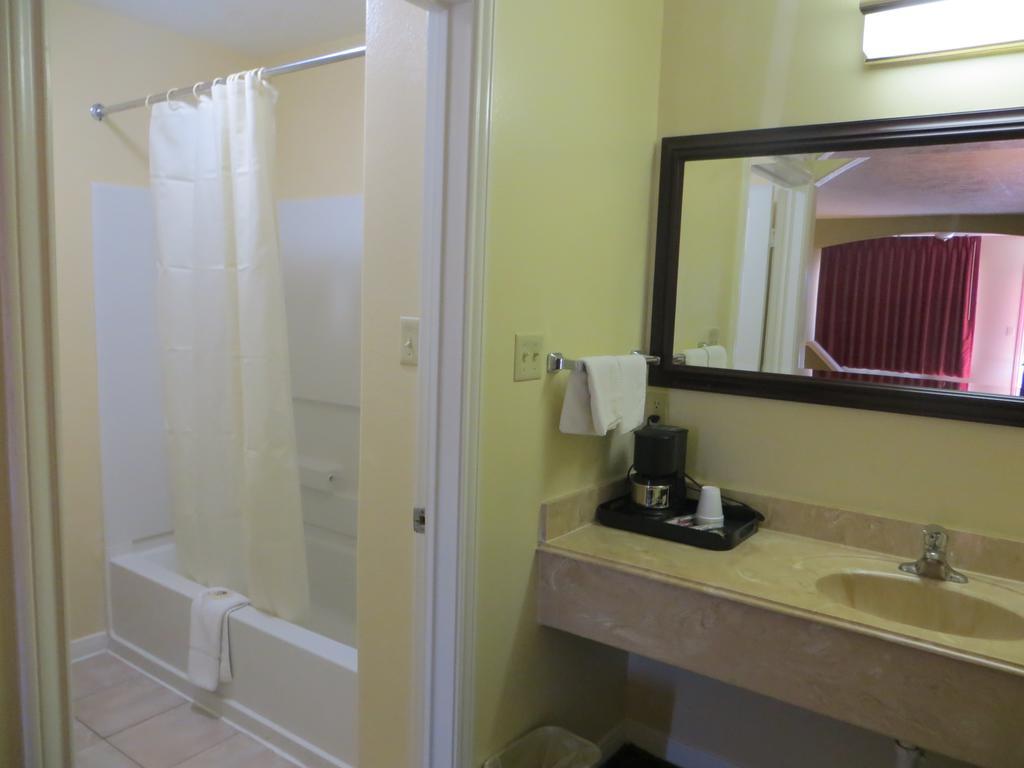 Americas Best Value Inn & Suites Hempstead Room photo