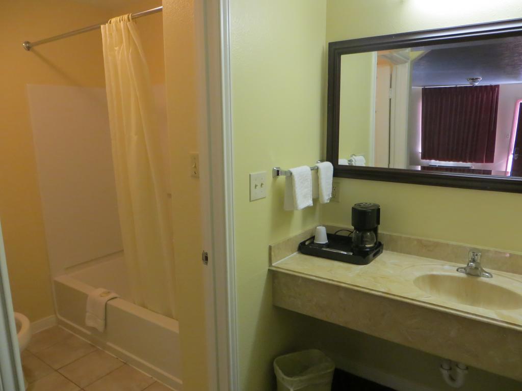 Americas Best Value Inn & Suites Hempstead Room photo