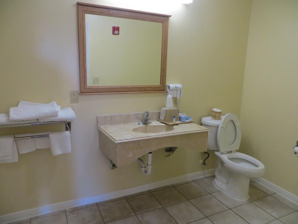 Americas Best Value Inn & Suites Hempstead Room photo