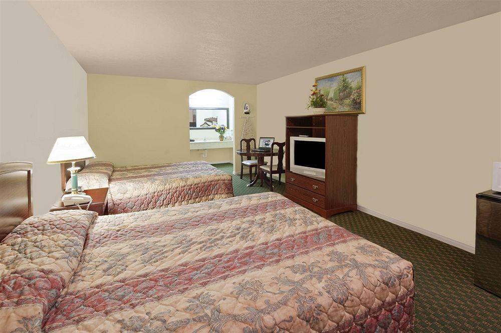 Americas Best Value Inn & Suites Hempstead Exterior photo
