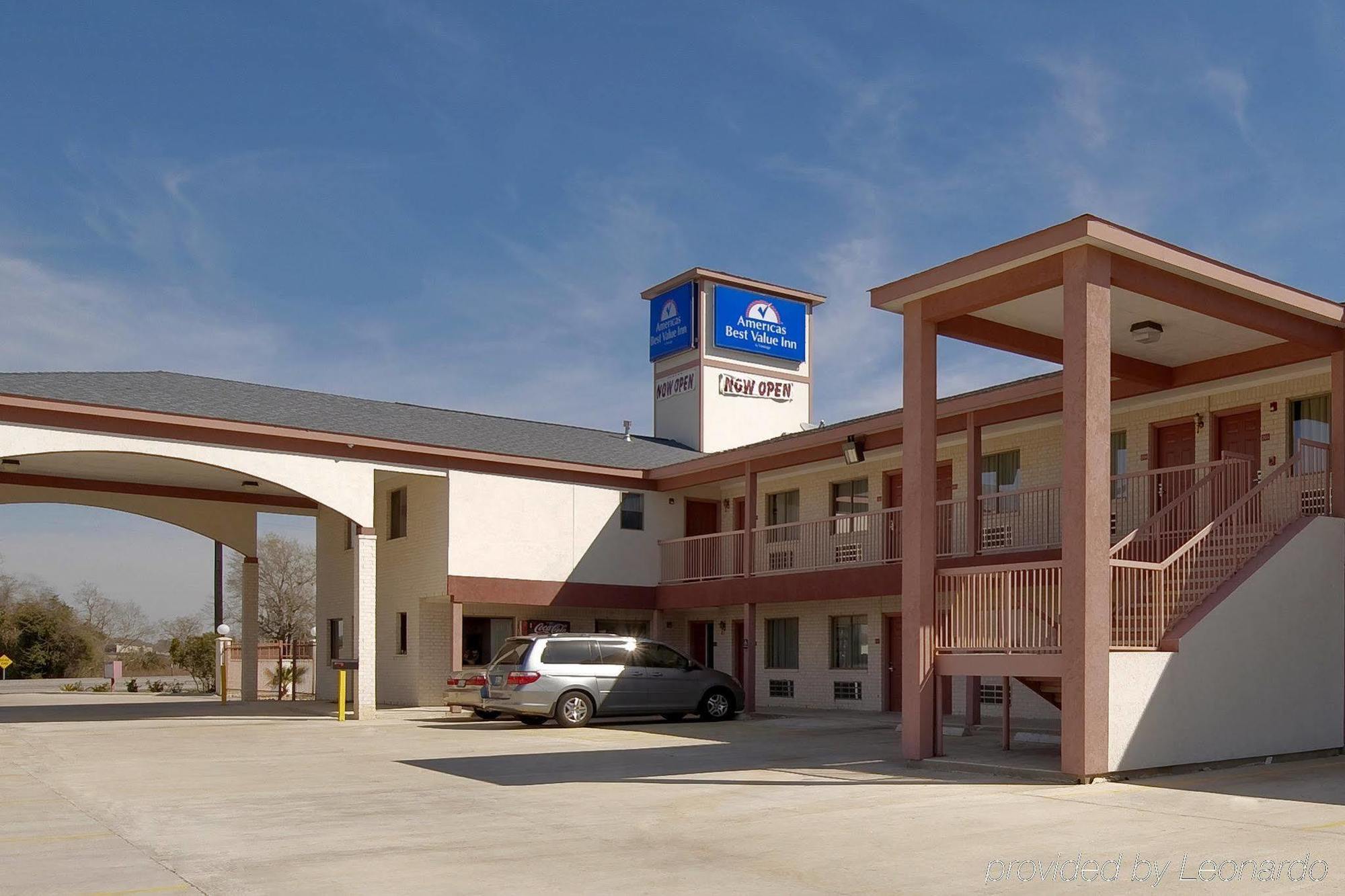 Americas Best Value Inn & Suites Hempstead Exterior photo