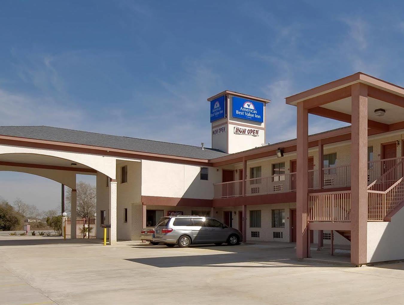 Americas Best Value Inn & Suites Hempstead Exterior photo