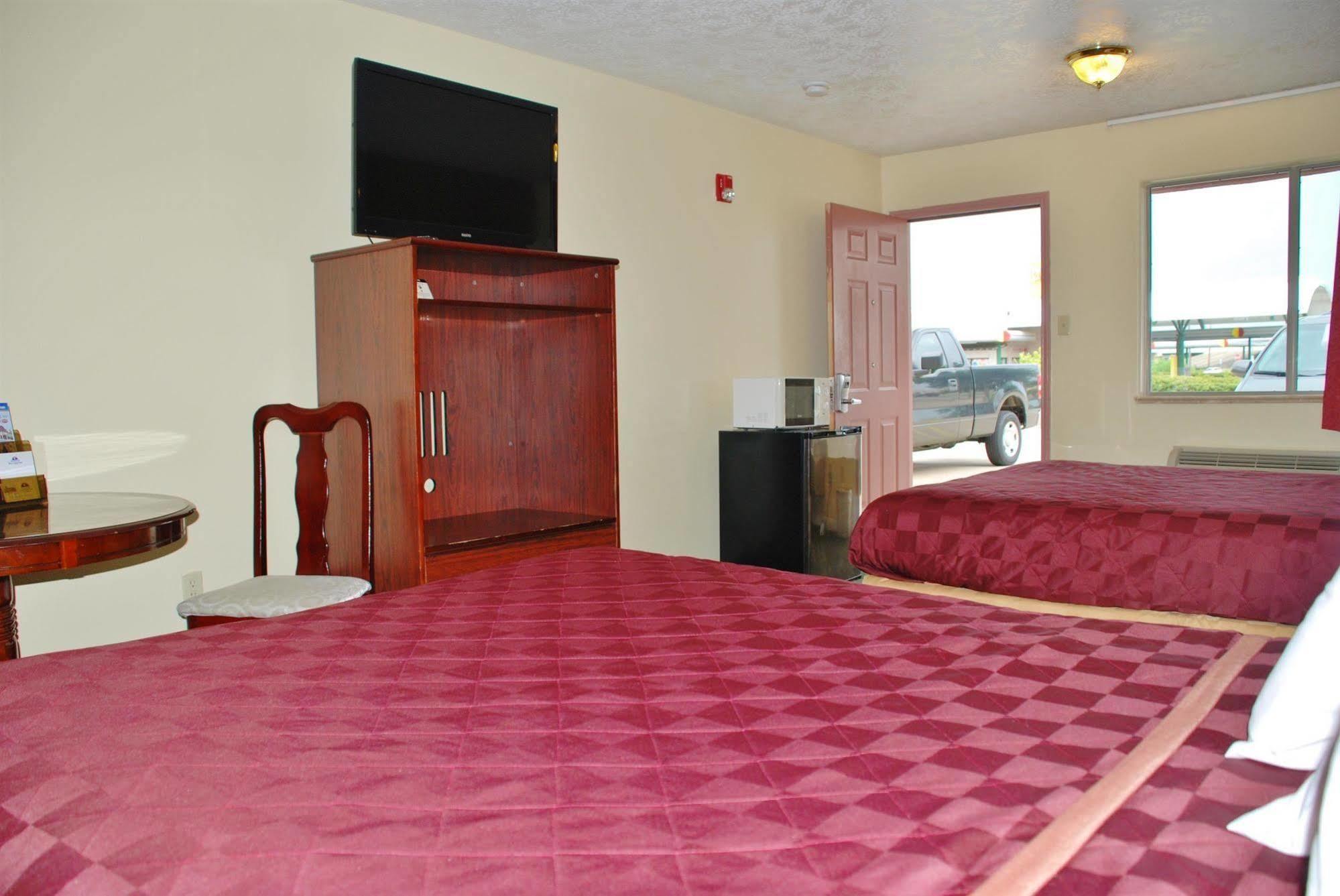 Americas Best Value Inn & Suites Hempstead Exterior photo