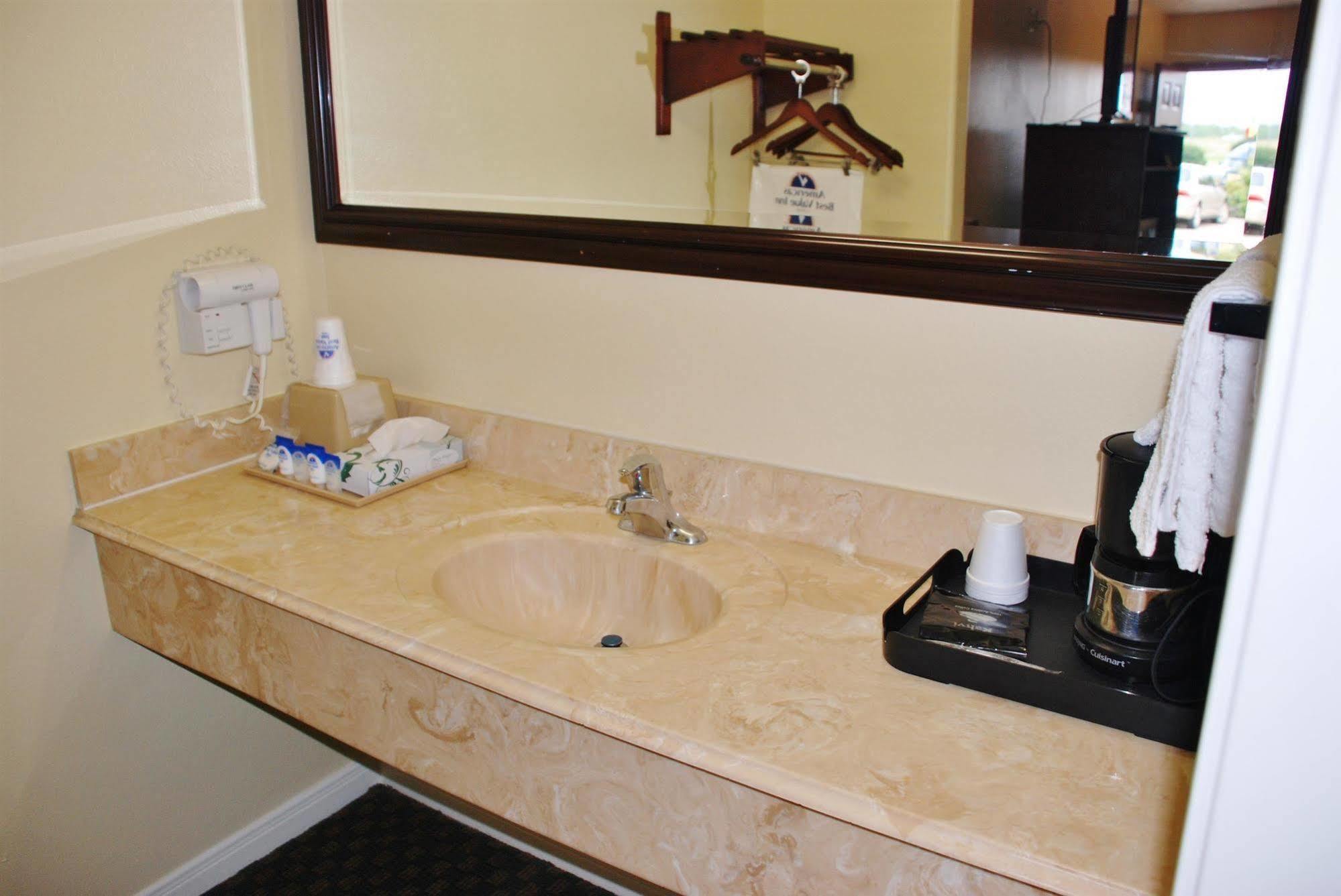 Americas Best Value Inn & Suites Hempstead Exterior photo